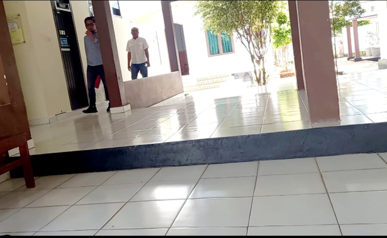 Mantan Bupati Busel Diperiksa Jaksa atas Kasus Dugaan Korupsi Bandara Kargo Mantan Bupati Busel Diperiksa Jaksa atas Kasus Dugaan Korupsi Bandara Kargo