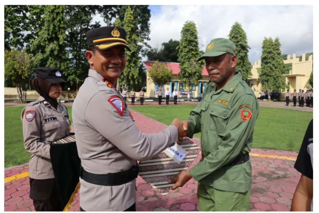 Apel Kasatkamling 2023 Kapolres Buton Beri Hadiah kepada Pemenang Lomba