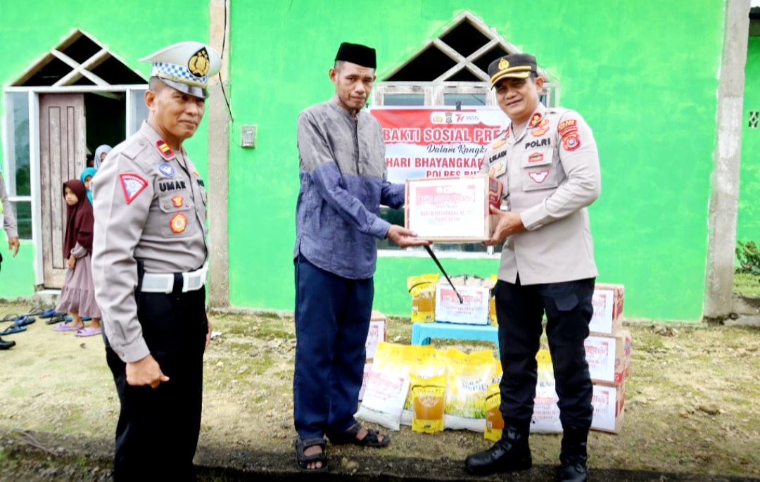 HUT Bhayangkara Ke 77, Kapolres Bersama Sat Lantas Polres Buton Salurkan Bansos