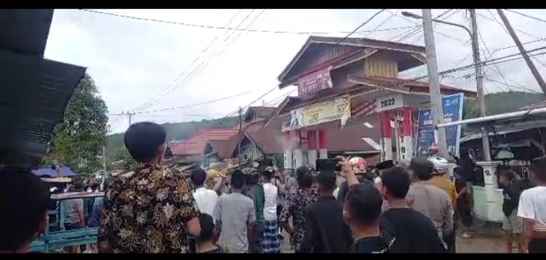 Idul Adha, Dua Kelompok Pemuda di Buton Bentrok Saling Lempar Batu Idul Adha, Dua Kelompok Pemuda di Buton Bentrok Saling Lempar Batu