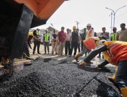 Ridwan Kamil Inspeksi Pengaspalan Jalan Provinsi di Bandung Barat