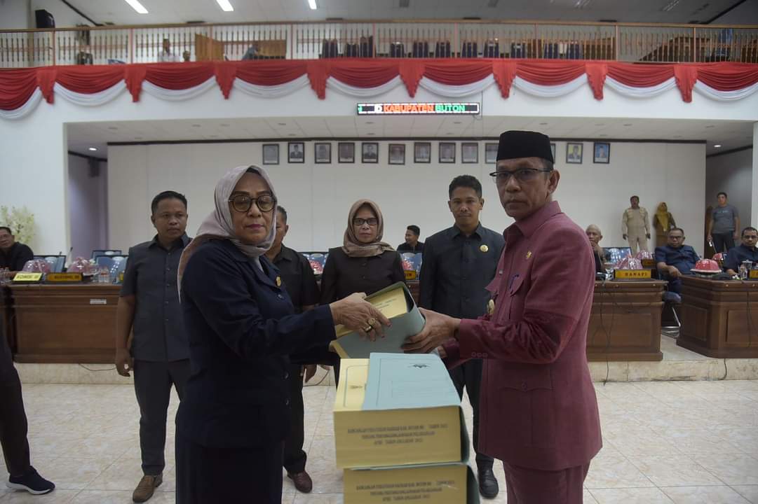 Pj Bupati Buton Sampaikan LKPJ di DPRD