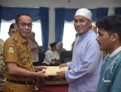 Pj. Bupati Buton Serahkan Bantuan Rumah Ibadah dari Baznas