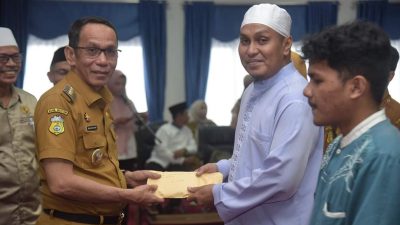 Pj. Bupati Buton Serahkan Bantuan Rumah Ibadah dari Baznas