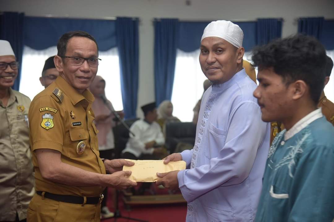 Pj. Bupati Buton Serahkan Bantuan Rumah Ibadah dari Baznas