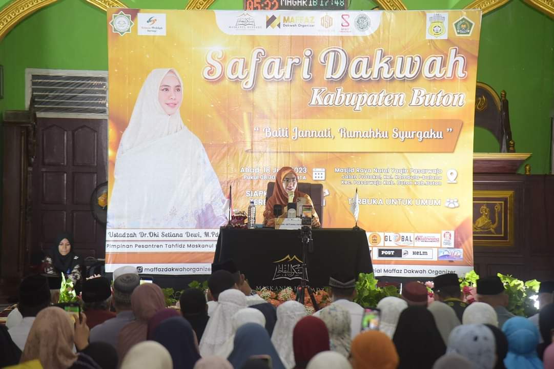Ustadzah Oki Setiana Dewi Safari Dakwah di Buton