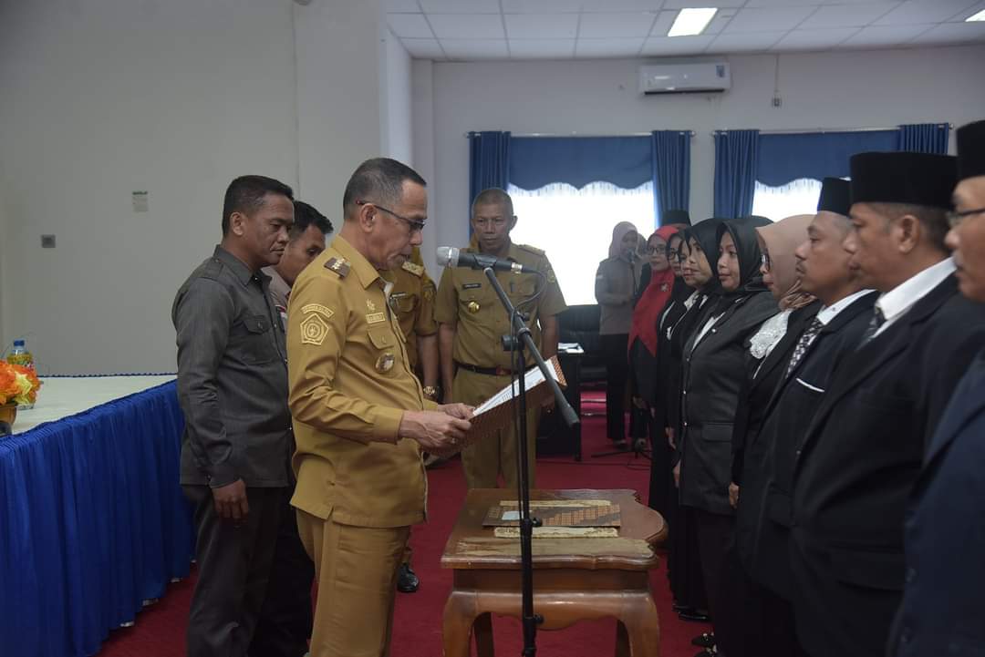 Pj. Bupati Lantik Kepsek dan Pengawas Lingkup Pemkab Buton