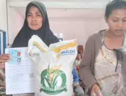 216 KK Desa Holja Terima Bantuan Beras dari BPN