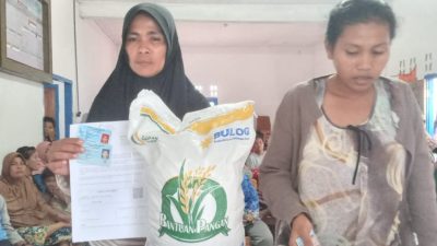 216 KK Desa Holja Terima Bantuan Beras dari BPN