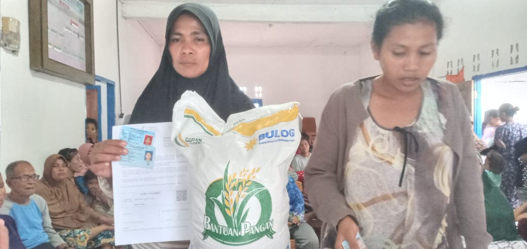 216 KK Desa Holja Terima Bantuan Beras dari BPN