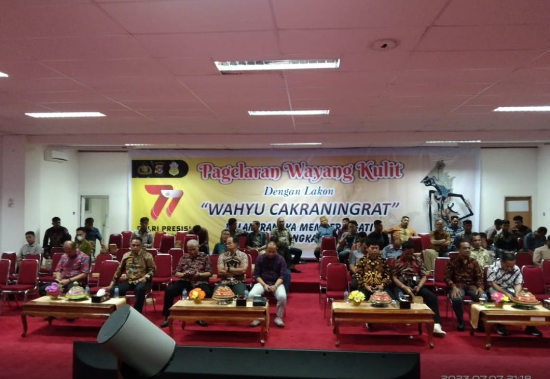 HUT Bhayangkara ke 77, Polres Buton Gelar ke Nobar Wayang Kulit