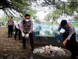 Peduli Lingkungan, Polres Buton Kerja Bakti Bersama Warga