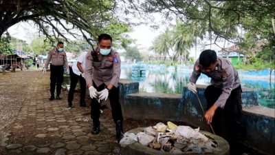 Peduli Lingkungan, Polres Buton Kerja Bakti Bersama Warga