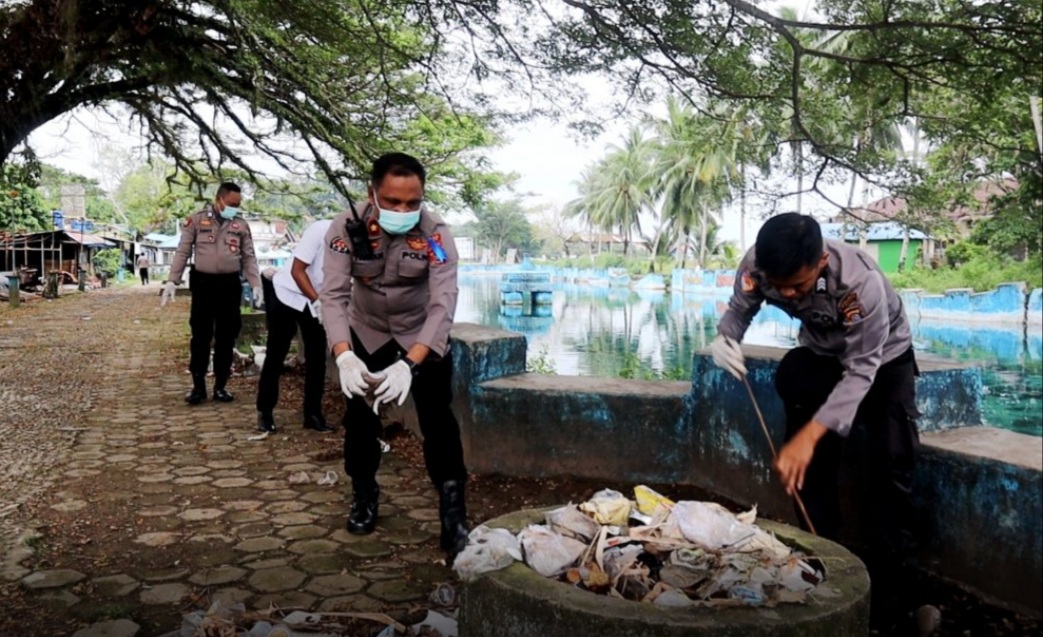 Peduli Lingkungan, Polres Buton Kerja Bakti Bersama Warga