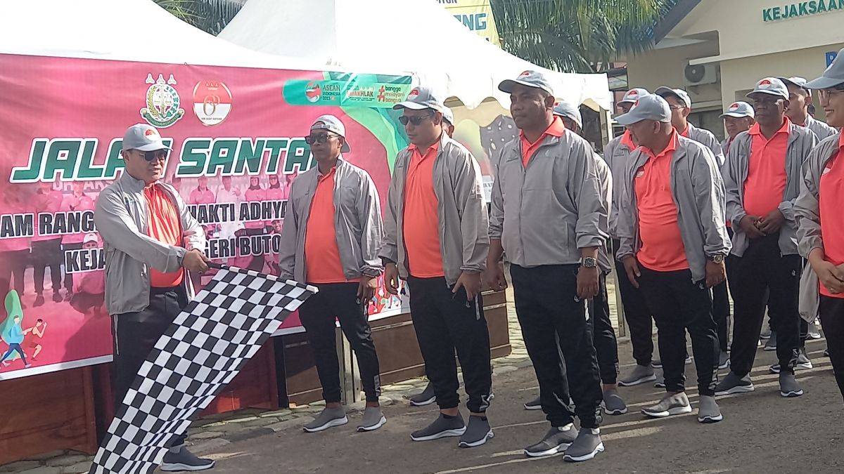 Jalan Santai HBA ke 63, Warga Kombeli Beri Kejutan Kue Ultah kepada Kajari Buton