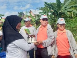 Jalan Santai HBA ke 63, Warga Kombeli Beri Kejutan Kue Ultah kepada Kajari Buton
