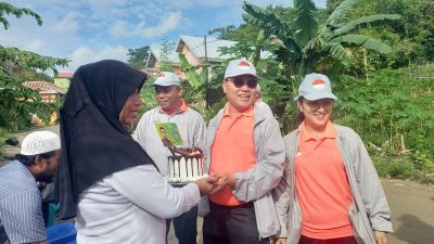 Jalan Santai HBA ke 63, Warga Kombeli Beri Kejutan Kue Ultah kepada Kajari Buton