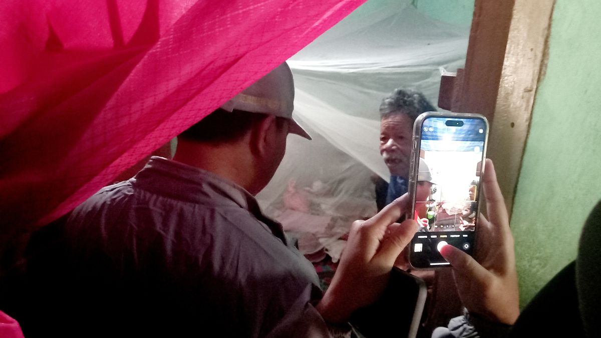 Jalan Santai HBA ke 63, Warga Kombeli Beri Kejutan Kue Ultah kepada Kajari Buton