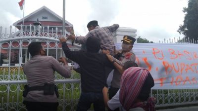 Ratusan Personil Polres Buton Amankan Aksi Demonstrasi di Rujab Bupati Buton