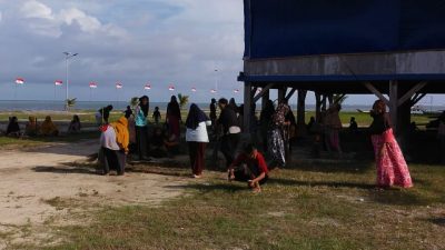 Semarakan Pesta Adat Pidoa’ano Kuri, Pemdes Bersama Masyarakat Gotong Royong Bersihkan Baruga