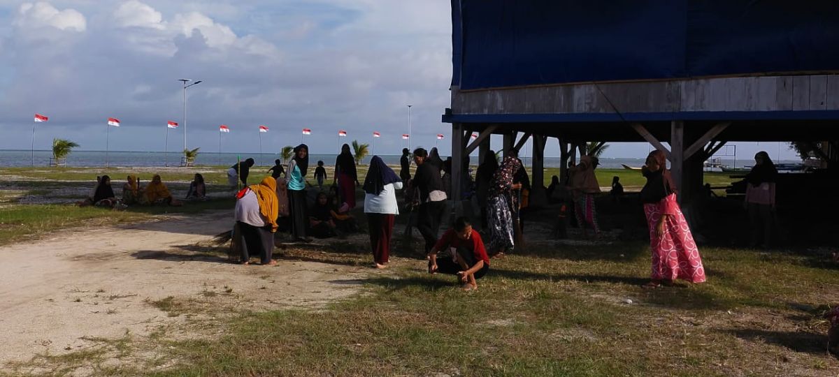 Semarakan Pesta Adat Pidoa'ano Kuri, Pemdes Bersama Masyarakat Gotong Royong Bersihkan Baruga