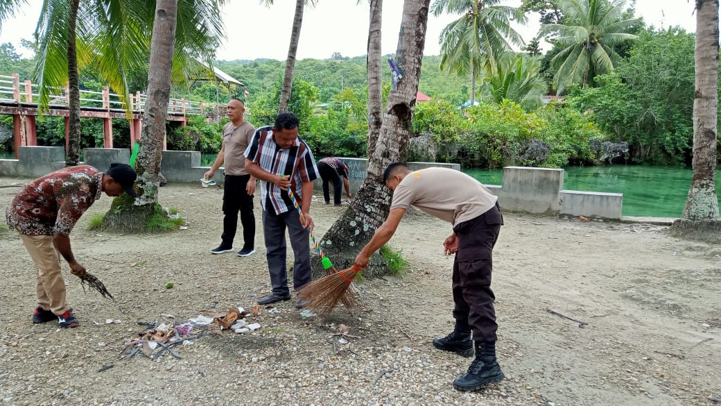 Peduli Lingkungan, Anggota Polsek Wabula Membersihkan Sampah Bersama Warga