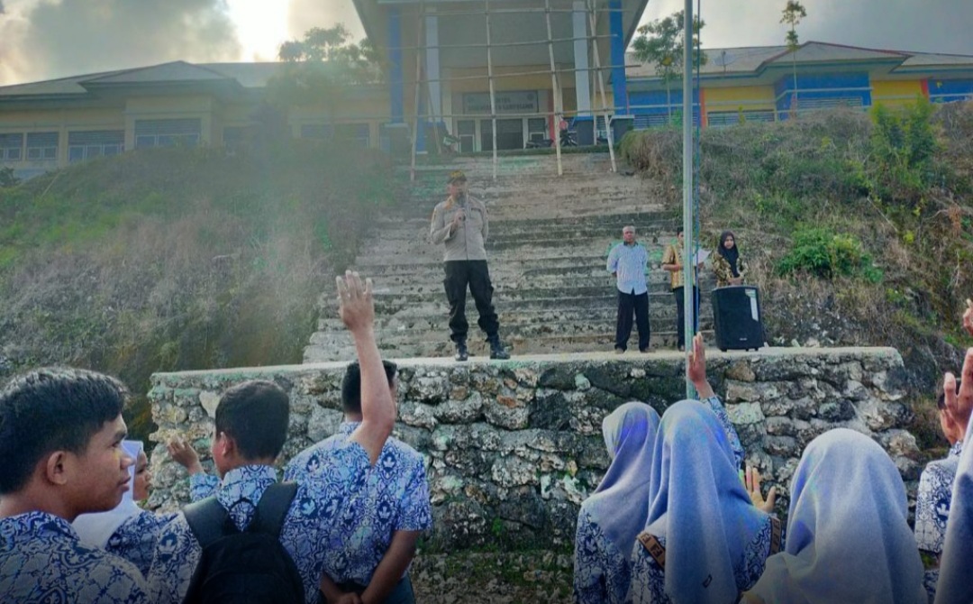 Stop Bullyng! Kapolsek Sampolawa Beri Arahan di Sekolah