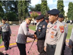 Kapolres Buton Serahkan Rompi dan Jaket Kepada Anggota Samapta