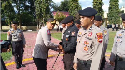 Kapolres Buton Serahkan Rompi dan Jaket Kepada Anggota Samapta