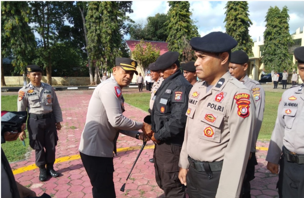 Kapolres Buton Serahkan Rompi dan Jaket Kepada Anggota Samapta