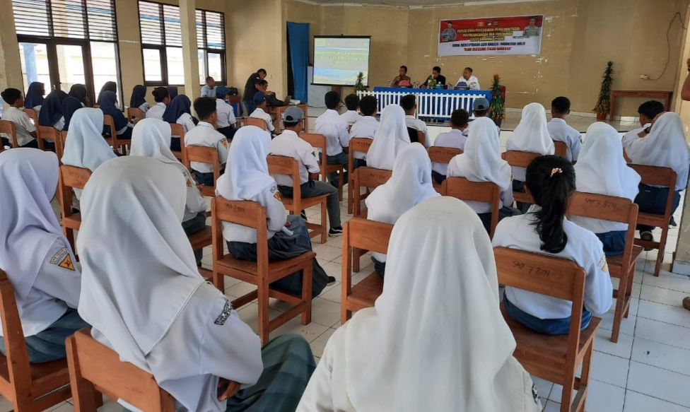 Polisi Sosialisasi Bahaya Narkoba di Sekolah