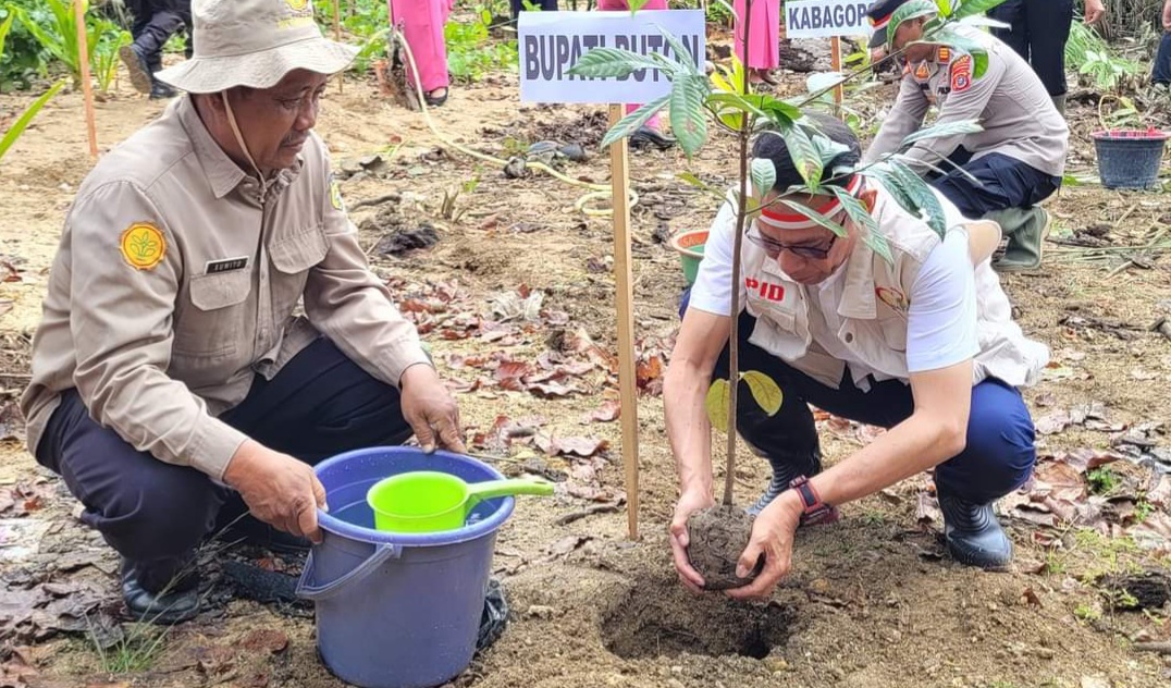 Pj. Bupati Basiran dan Kapolres Buton Lakukan Penanaman Pohon Serentak