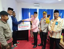 Pj. Bupati Buton Serahkan Hibah Rumah ibadah dan Rumah Tahfidz Qur’an