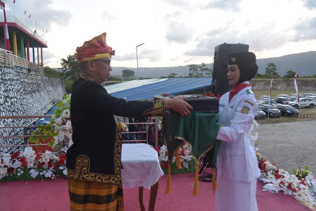 Kenakan ‘Dolomani’ Pj. Bupati Buton Pimpin Upacara Penurunan Bendera