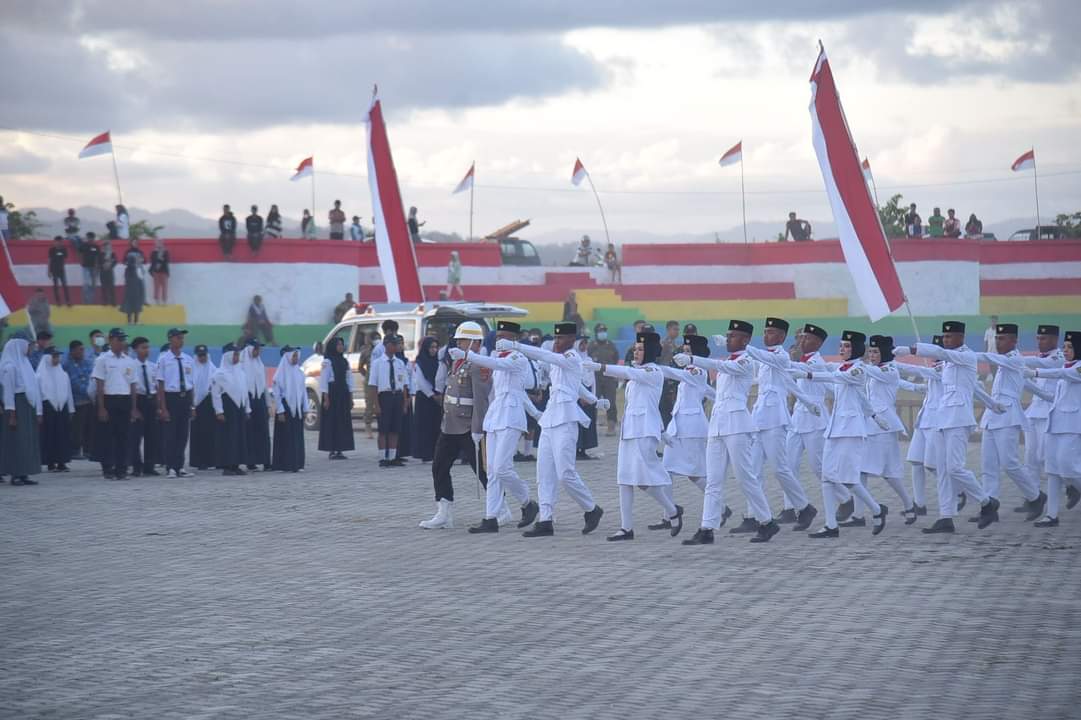 Kenakan ‘Dolomani’ Pj. Bupati Buton Pimpin Upacara Penurunan Bendera Kenakan ‘Dolomani’ Pj. Bupati Buton Pimpin Upacara Penurunan Bendera