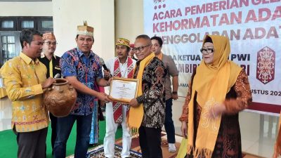 Ketum PWI Pusat Digelari Omas Pena Setia Jaya Lewat Penggolaran Adat Dayak