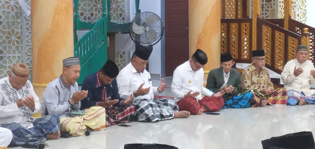 Pj Bupati Buton Serahkan Mimbar Mesjid Kepada Lembaga Adat Wabula