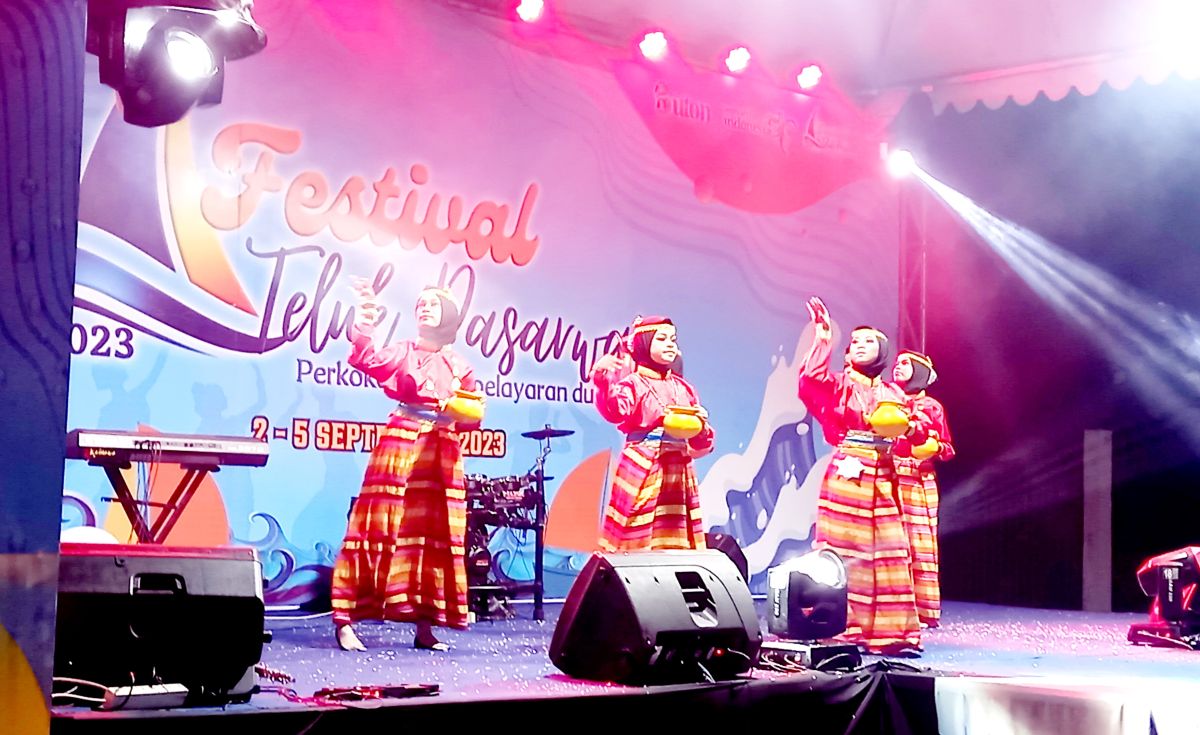 Tari Lawati Pukau Turis Asing di Buton