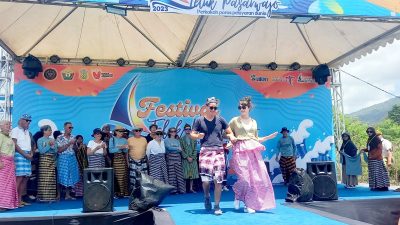 Wow! Puluhan Turis di Buton Ikut Fashion Show Festival Teluk