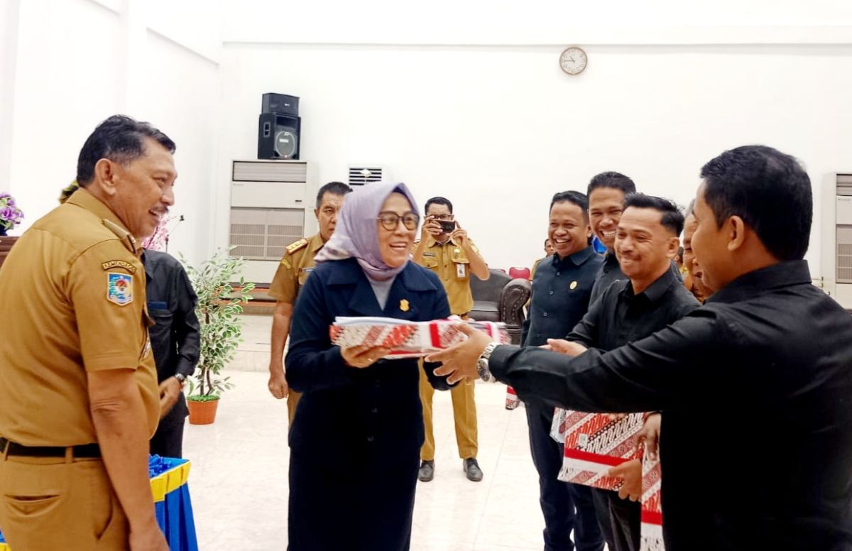 Pj Bupati Buton Ajukan Empat Raperda Pj Bupati Buton Ajukan Empat Raperda