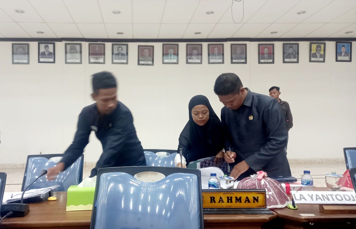 Fraksi DPRD Buton Setuju Bahas Empat Raperda Fraksi DPRD Buton Setuju Bahas Empat Raperda