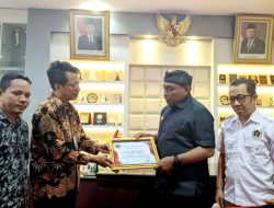 Walikota Baubau Terima Penghargaan dari PWI