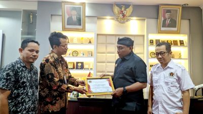 Walikota Baubau Terima Penghargaan dari PWI