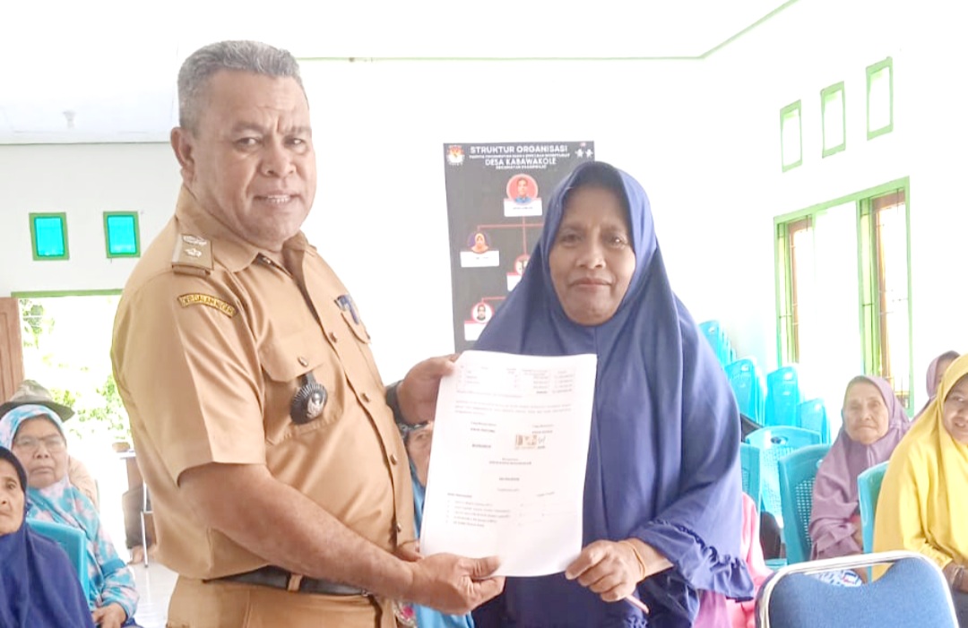 Warga Desa Kabawakole Terima BLT DD Tahap III