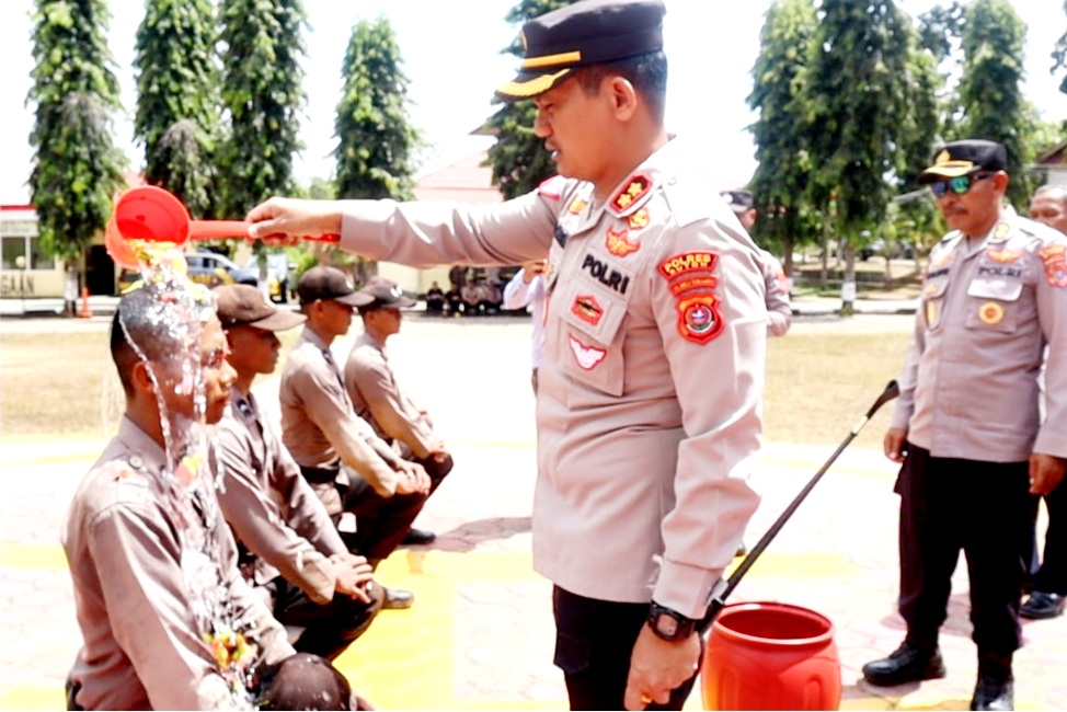 Siram Air Bunga, Lima Personil Bintara Remaja Resmi Bertugas Di Polres Buton