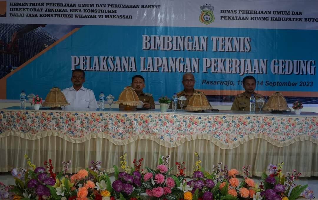 Pj. Bupati Buton Buka Bimtek Pelaksanaan Lapangan Pekerjaan Gedung
