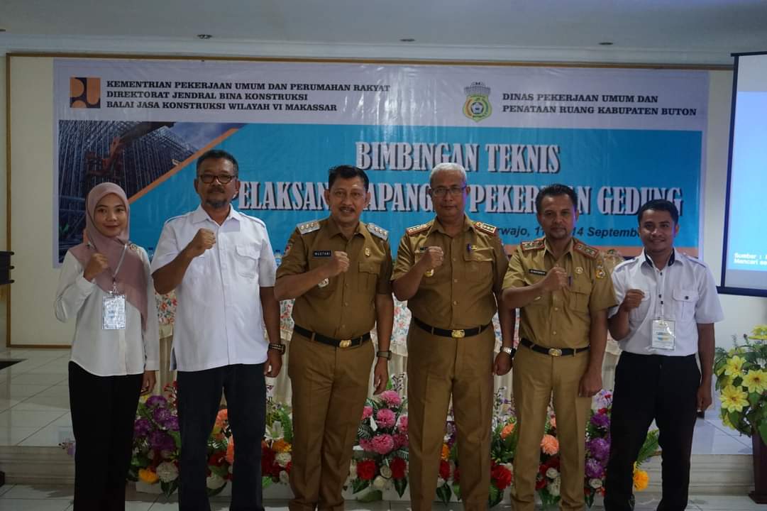 Pj. Bupati Buton Buka Bimtek Pelaksanaan Lapangan Pekerjaan Gedung