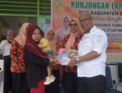 Ketua TPPS Buton Berikan Makanan Tambahan pada Anakdi Wolowa