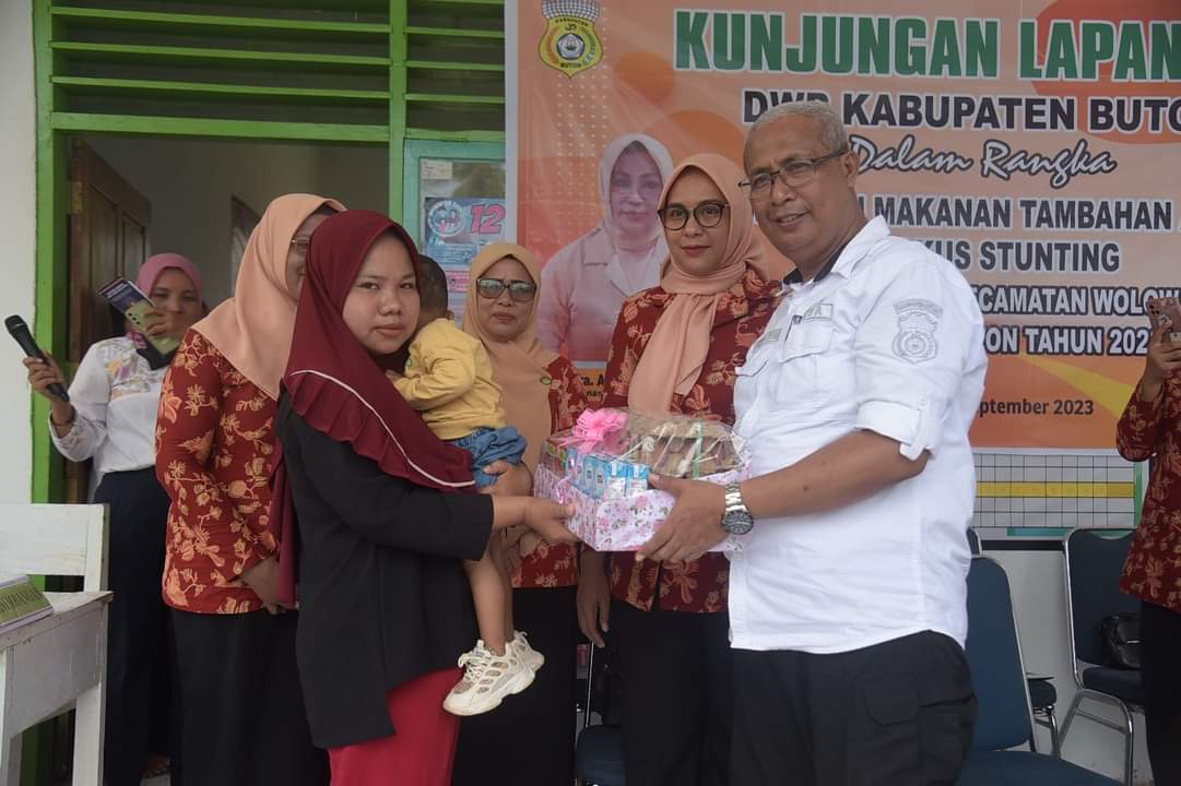 Ketua TPPS Buton Berikan Makanan Tambahan pada Anakdi Wolowa
