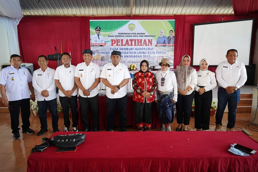 Walikota La Ode Ahmad Monianse ketika membuka pelatihan
